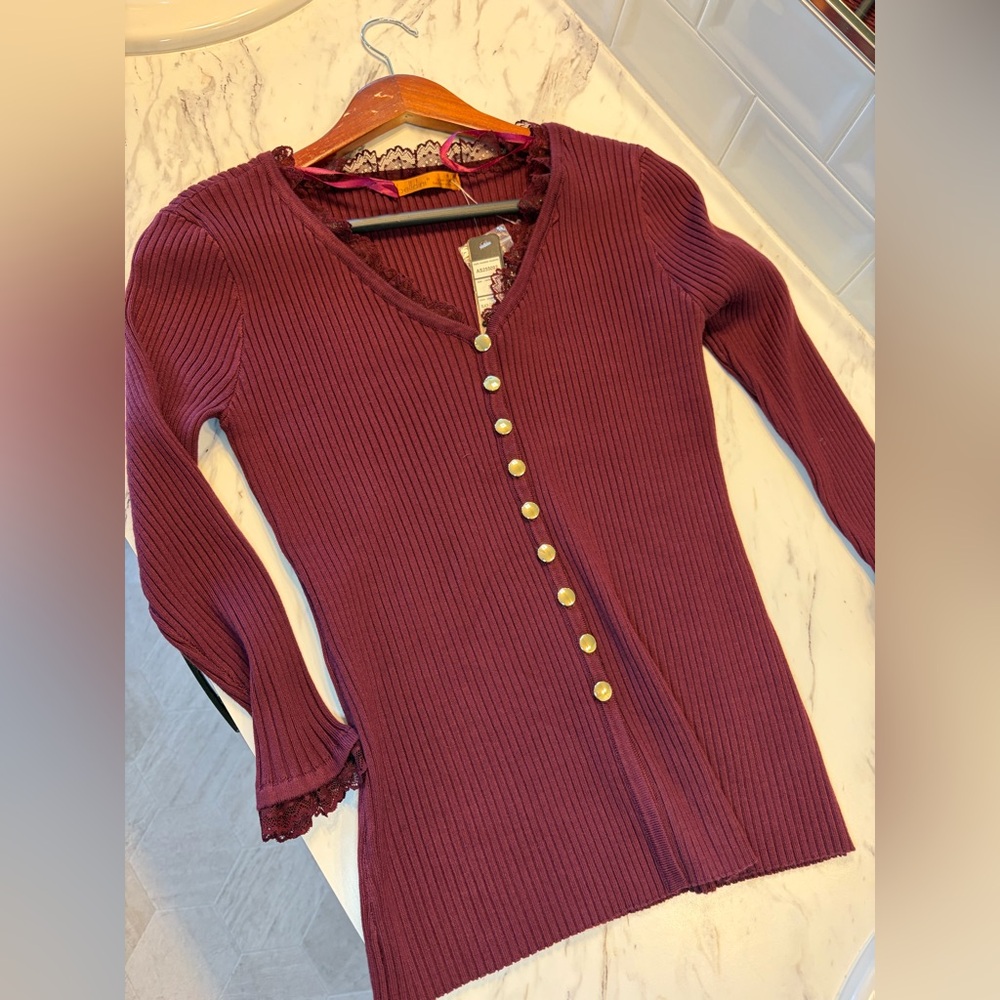 Burgundy Ribbed top  with Gold Buttons for women. Size‎ M. New with tag.